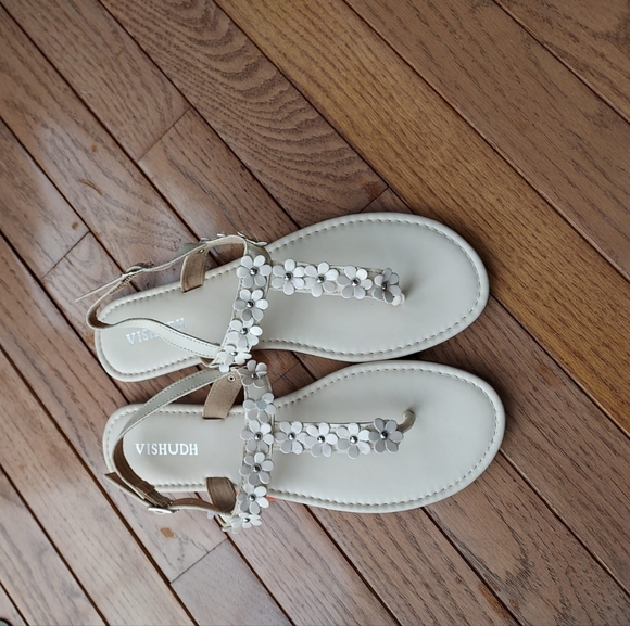 Creamyish white flats - Picture 2 of 5